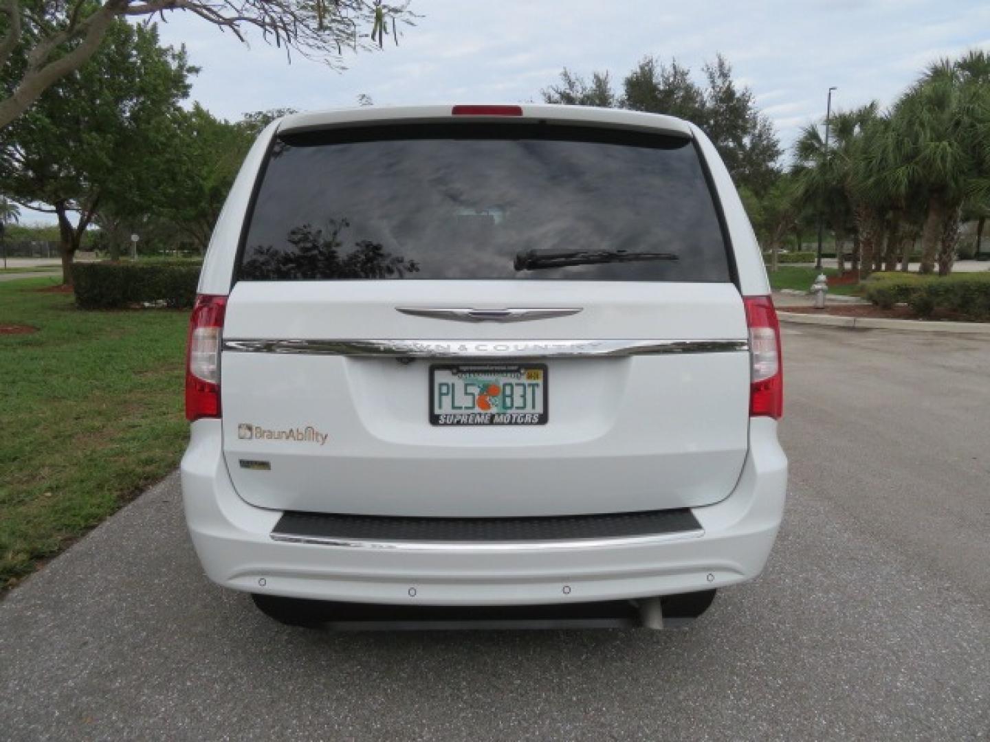 2014 White /Black Chrysler Town & Country (2C4RC1BG4ER) , located at 4301 Oak Circle #19, Boca Raton, FL, 33431, (954) 561-2499, 26.388861, -80.084038 - Photo#17